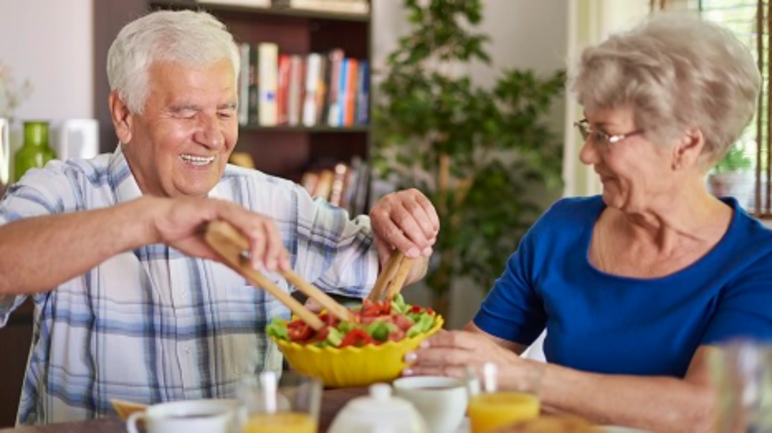 Un couple de retraités savoure son repas