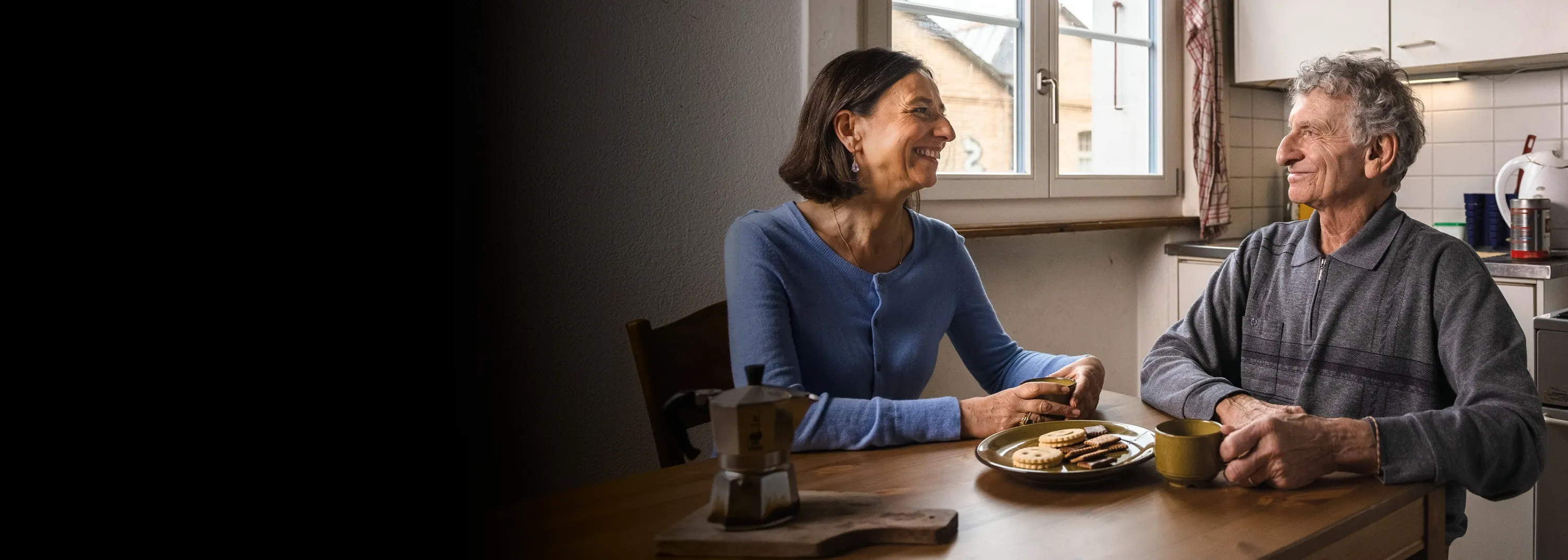 Un homme âgé et sa fille dans une cuisine