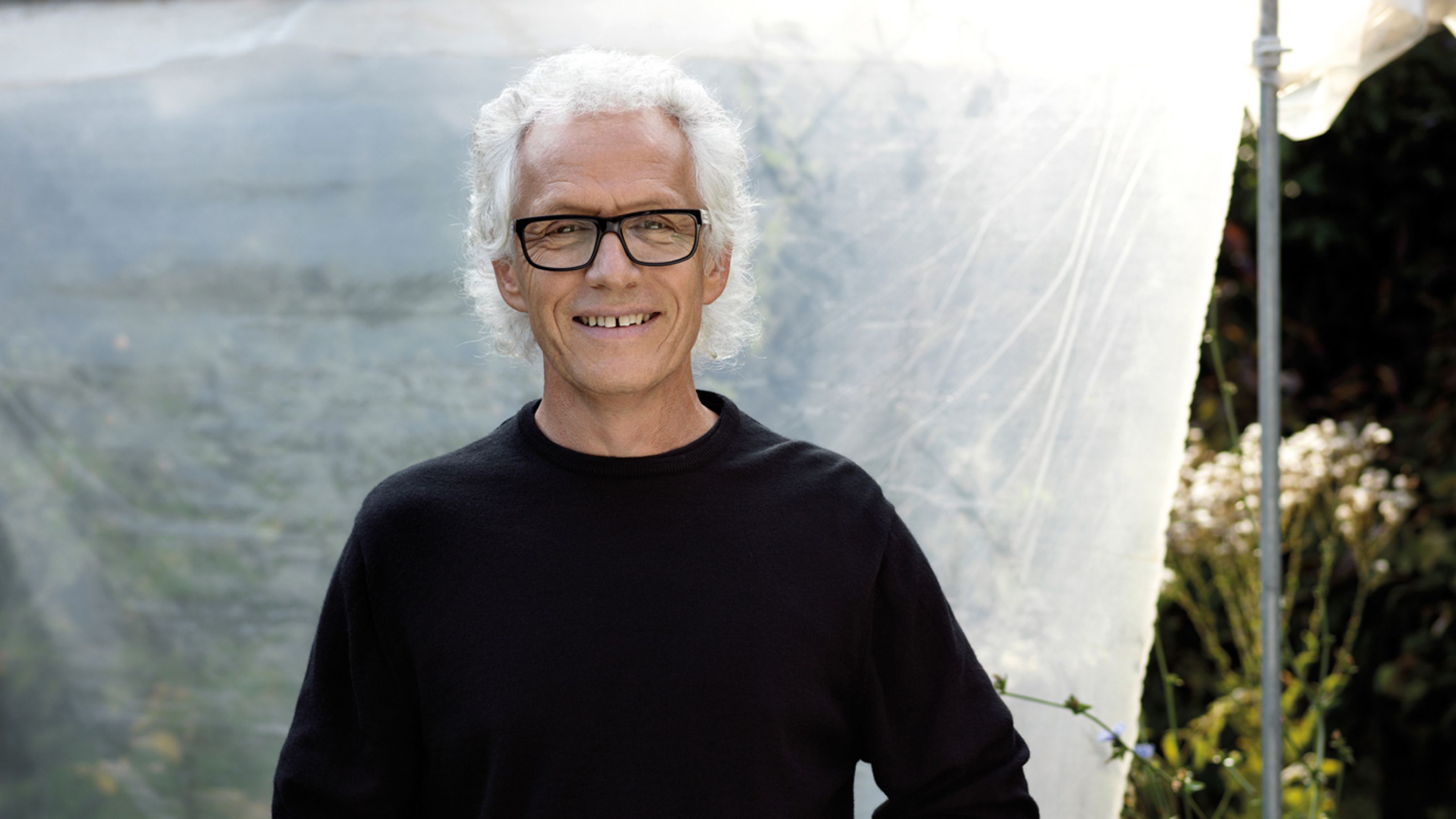 Photo d'un homme aux cheveux blanc
