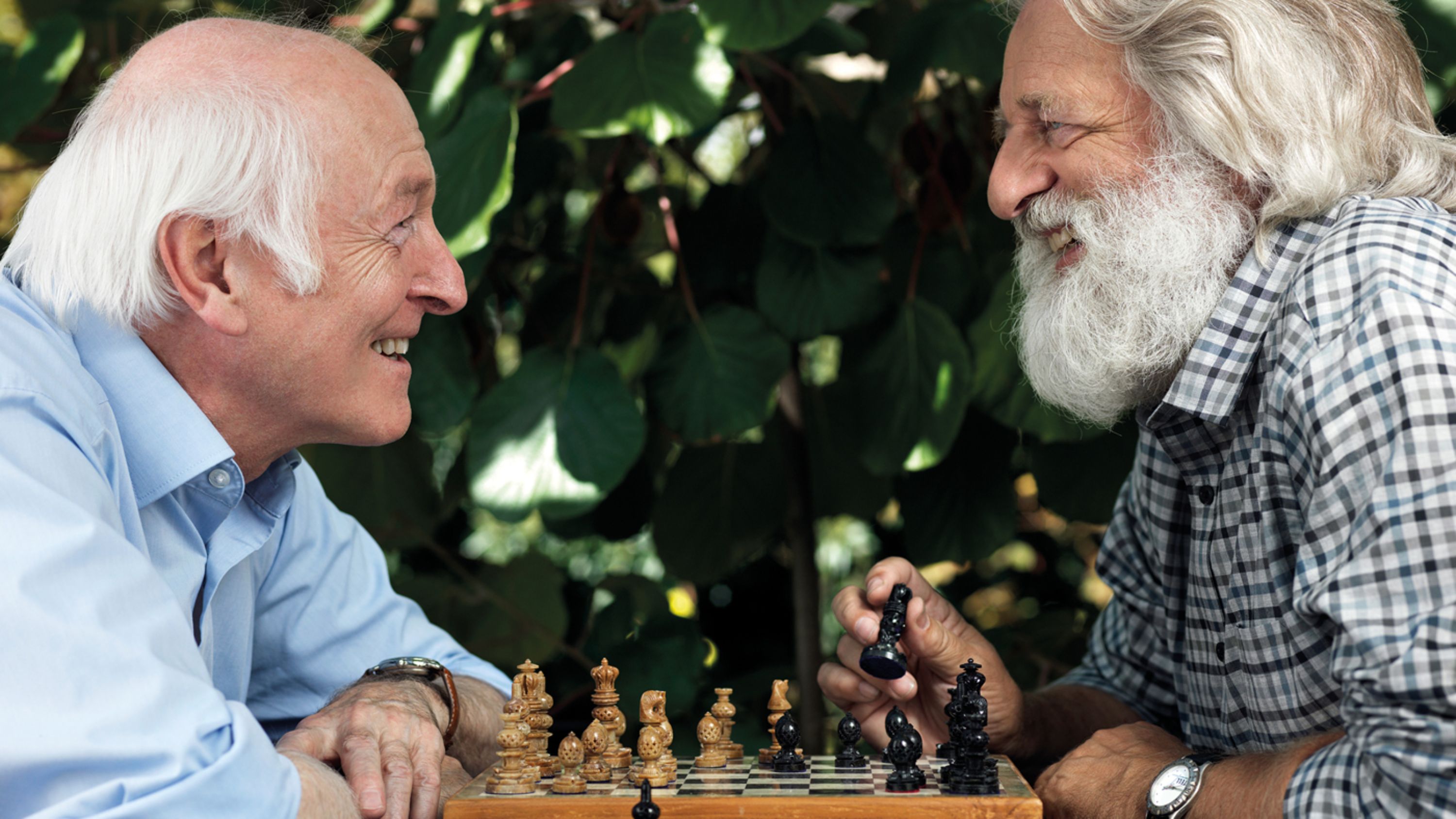 Zwei Senioren spielen Schach miteinander