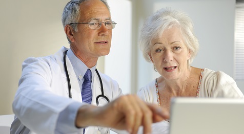 Ein Arzt berät eine Patientin