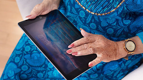Frau mit Tablet.