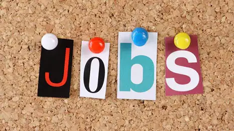 Les lettres J O B et S découpées dans des journaux et épinglées au mur pour écrire jobs