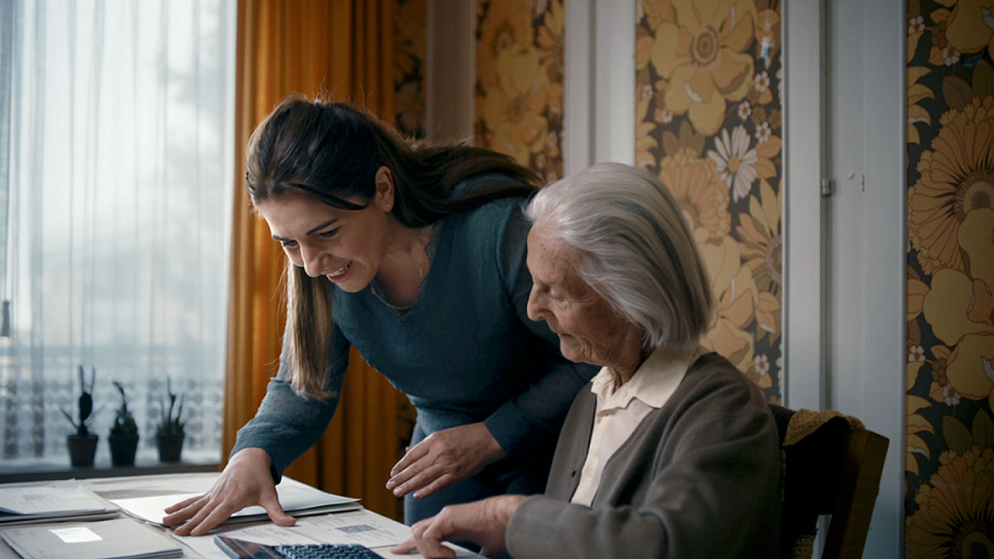 Eine Tochter unterstützt ihre Mutter im Alltag